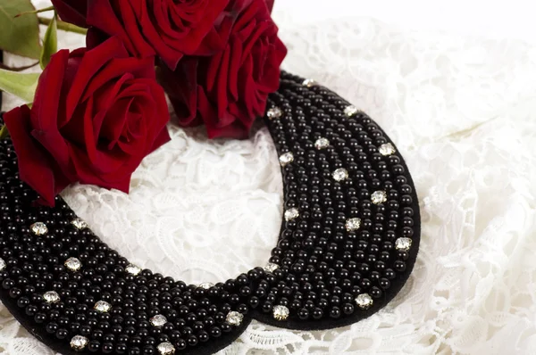 Pearl necklace with red roses — Stock Photo, Image