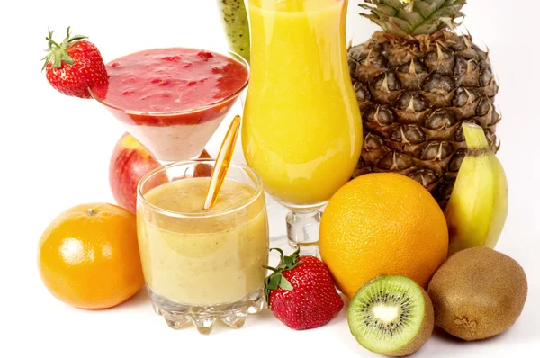 Cocktails de jus de fruits frais avec de la vitamine dans un verre — Photo