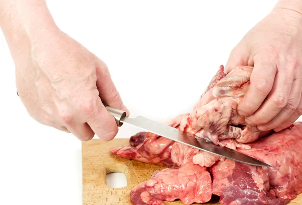 Händer skära rått blodigt kött — Stockfoto