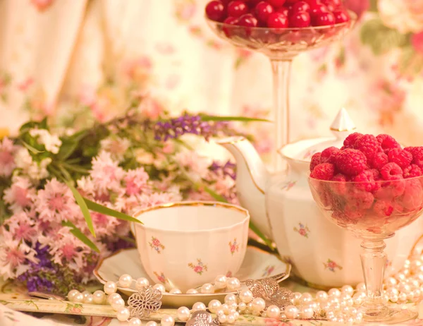 Vintage elegant cup, flowers and raspberry — Stock Photo, Image