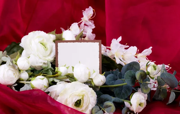 Όμορφα τριαντάφυλλα και κάρτα — Φωτογραφία Αρχείου