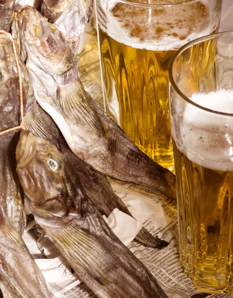 Grandes copos de cerveja leve e peixe — Fotografia de Stock