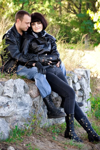 Casal de motociclistas ao ar livre — Fotografia de Stock