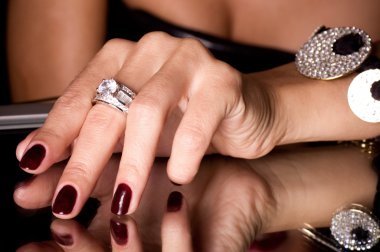 yüzük ve bilezik siyah bir arka plan ile el