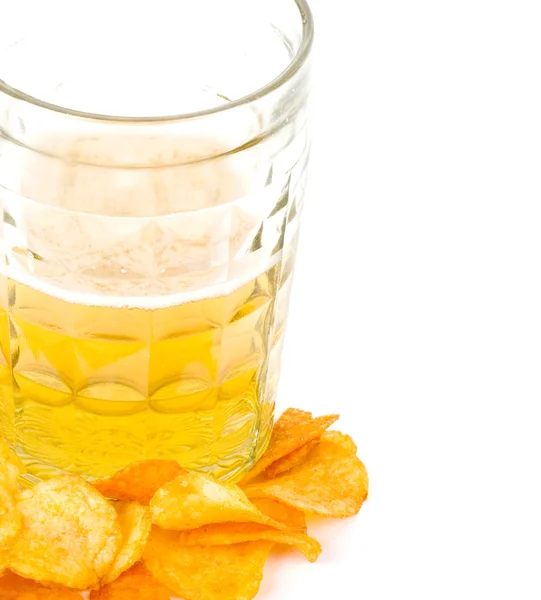 Glas öl och chips — Stockfoto