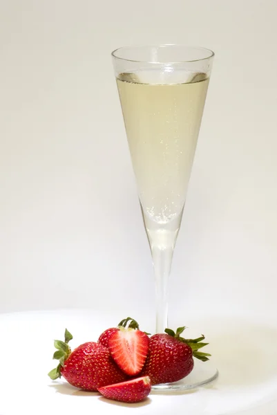 Champagnerglas und Erdbeeren — Stockfoto