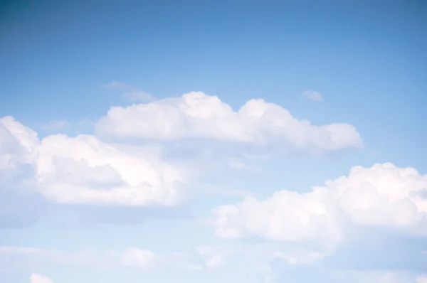 Nuages blancs dans le ciel bleu — Photo