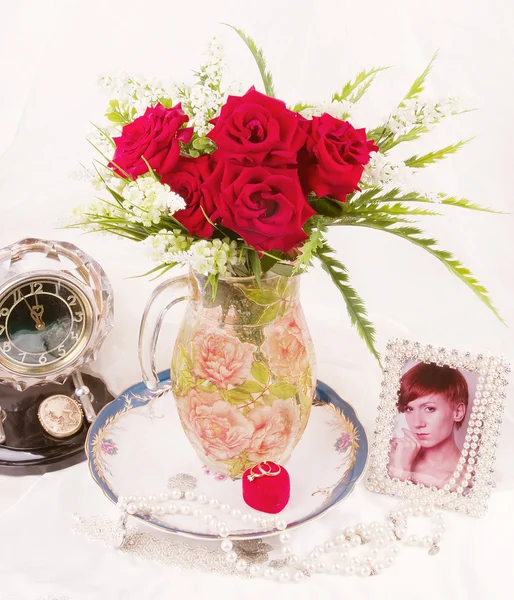 Beautiful red roses in vase — Stock Photo, Image