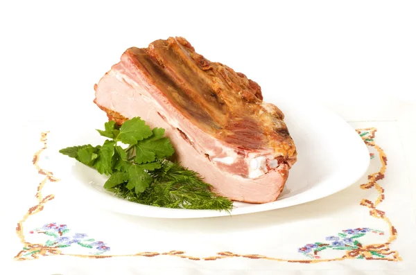 Chutné Uzené maso na bílém pozadí — Stock fotografie