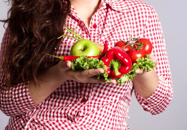 Vrouw bedrijf groenten en fruit — Stockfoto