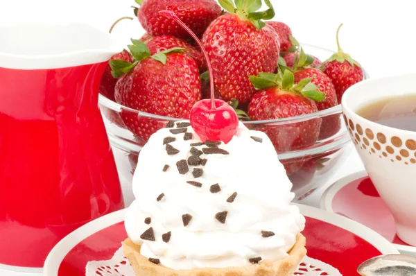 甜点-草莓和樱桃的背景板上的甜蜜蛋糕 — 图库照片
