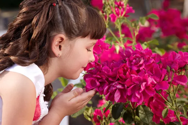 Menina cheirando flores — Fotografia de Stock