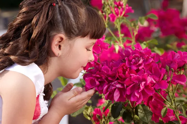 Ragazzina che annusa fiori — Foto Stock