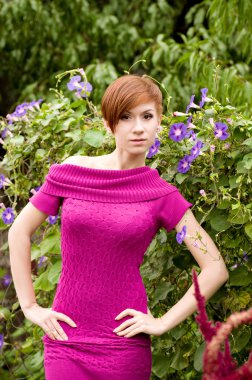 Bahar bahçesinde güzel genç bir kadın