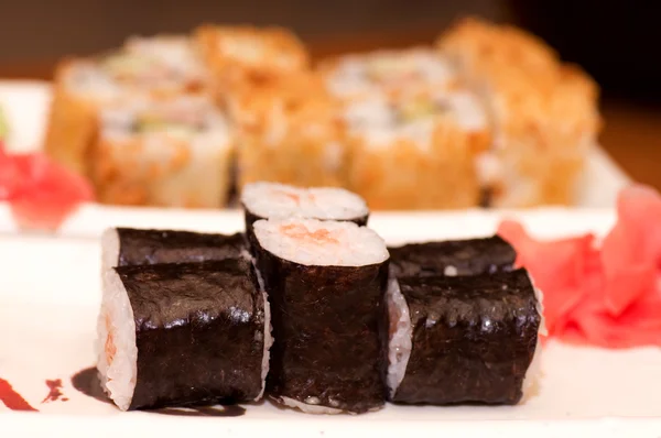 อาหารญี่ปุ่นดั้งเดิม ซูชิ คอลเลกชันซูชิ — ภาพถ่ายสต็อก