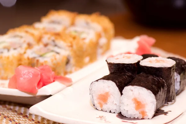 อาหารญี่ปุ่นดั้งเดิม ซูชิ คอลเลกชันซูชิ — ภาพถ่ายสต็อก
