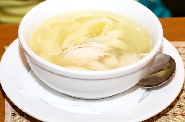 Ízletes csirke leves, tyúk hús a lemez törlése — Stock Fotó