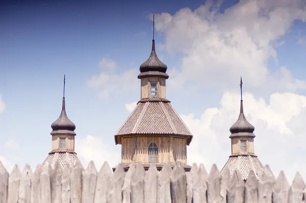 Ancienne église en bois dans le village — Photo