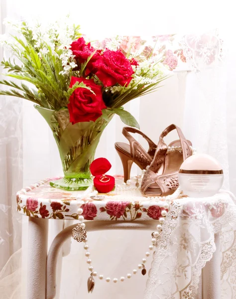 Os belos sapatos de noiva, rosa rosa e contas vintage — Fotografia de Stock