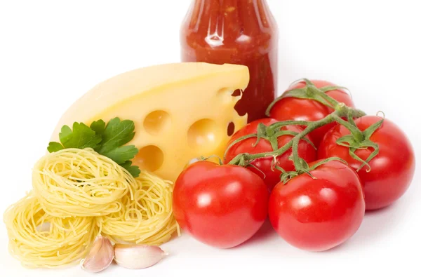 Pasta italiana cruda con tomates, queso y especias — Foto de Stock
