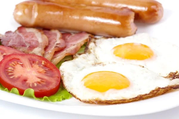 Snídaně s sázená vejce s anglickou slaninou a zeleninou — Stock fotografie