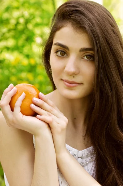 Bella giovane donna nel giardino primaverile — Foto Stock