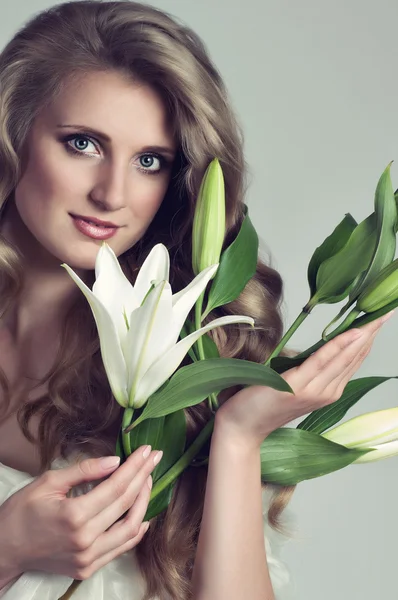 Beautiful young woman with white lily on background — Stock Photo, Image