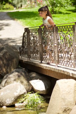 Köprüde duran kız