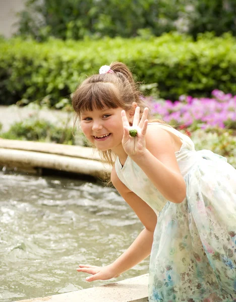 Meisje in park in de buurt van water — Stockfoto