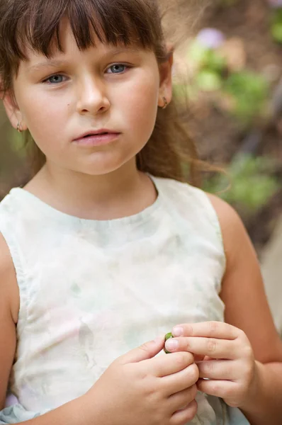 Meisje in het park. Close-up foto — Stockfoto