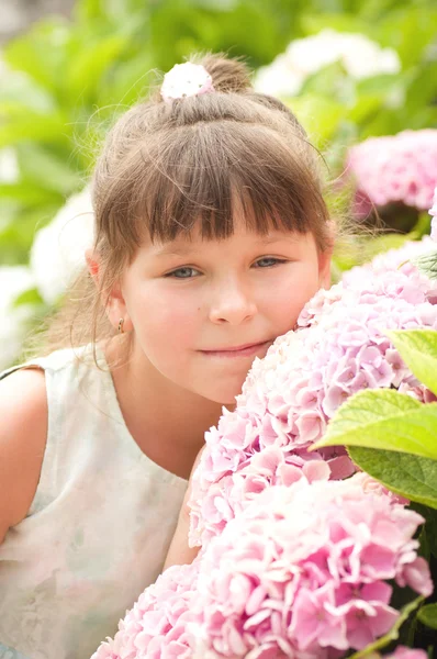 Meisje met bloemen in park — Stockfoto