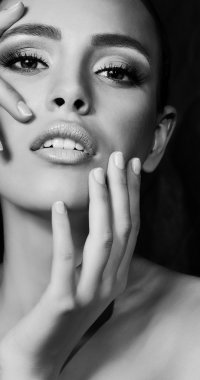 Makyajlı güzel bir genç kadının portresi.