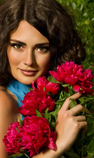 Cara de belleza de la joven con flores rojas — Foto de Stock