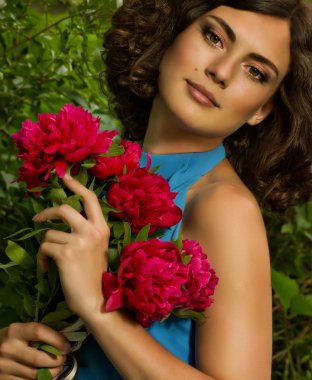 Kırmızı çiçekli genç kadının Güzellik yüz