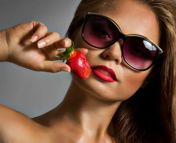 Schöne sexy Frau mit Erdbeere — Stockfoto