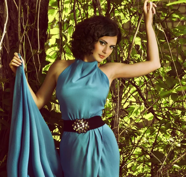 Hermosa mujer joven en el jardín de primavera — Foto de Stock