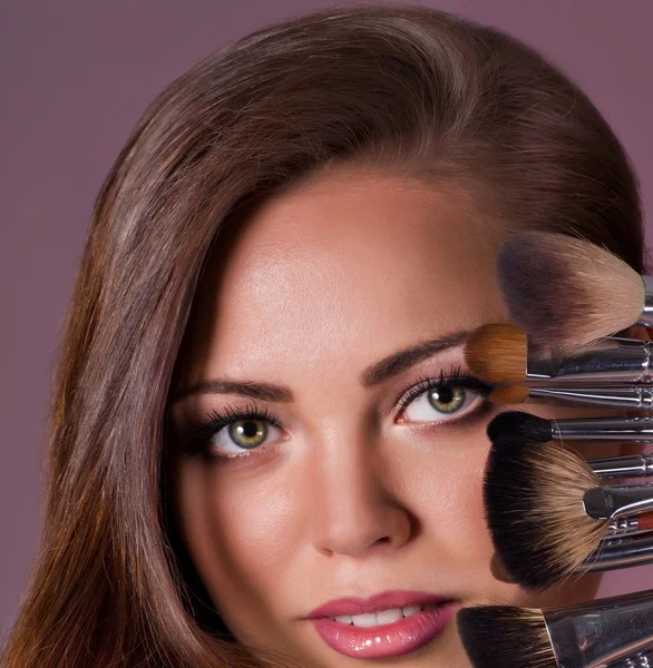 Retrato de una hermosa joven con maquillaje — Foto de Stock