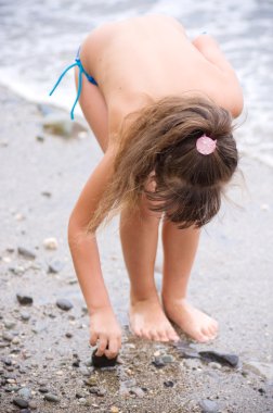 Sahilde küçük şirin kız