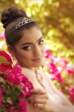 güzel bir gelin gül beyaz elbiseli şık makyaj ile