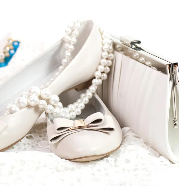 Vita skor och väska med pärlor pärlor — Stockfoto