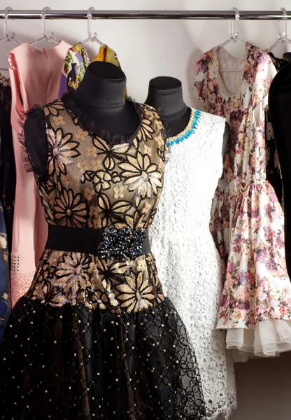 Mode schönes Kleid auf einer Schaufensterpuppe — Stockfoto