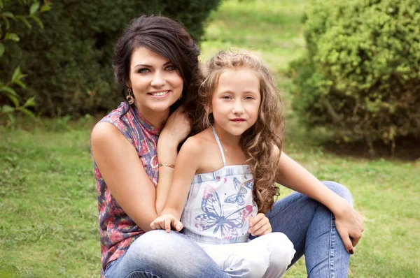 Hübsch lächelnde Mutter und Tochter — Stockfoto