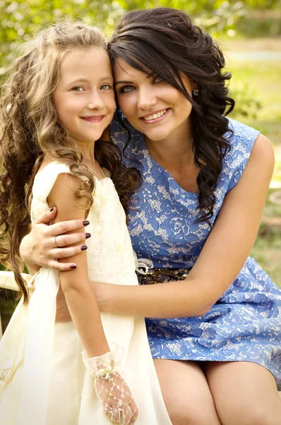 Hübsch lächelnde Mutter und Tochter — Stockfoto