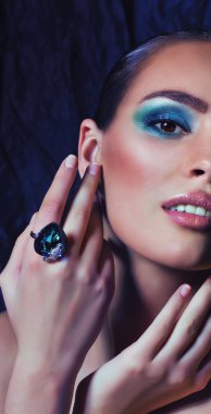 Makyajlı güzel bir genç kadının portresi.