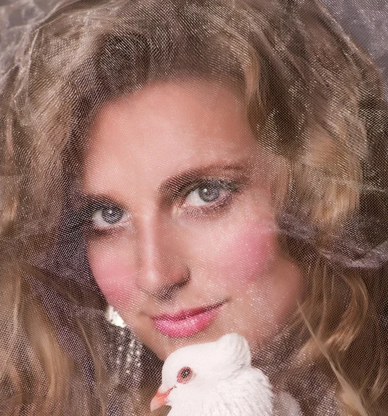 Bella donna con colomba bianca su sfondo scuro — Foto Stock