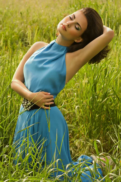 Schöne Frau im grünen Gras — Stockfoto