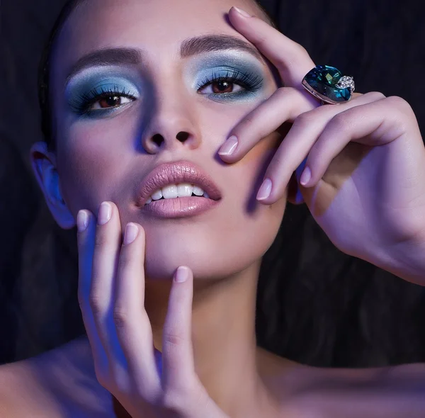 Retrato de una hermosa joven con maquillaje — Foto de Stock