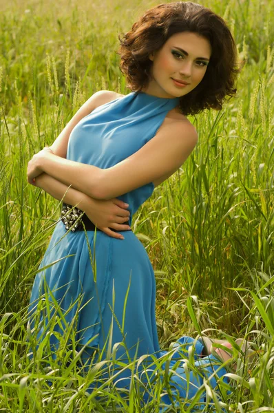 Mulher bonita na grama verde — Fotografia de Stock