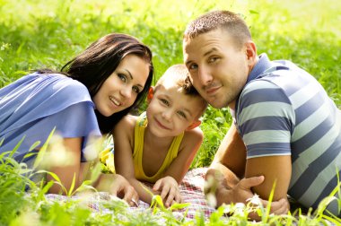 mutlu bir aile bahçede uzanmış