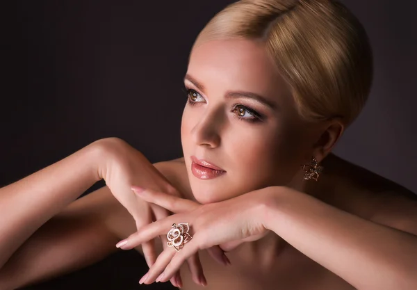 Portrait of beautiful young woman with makeup in luxury jewelry — Stock Photo, Image